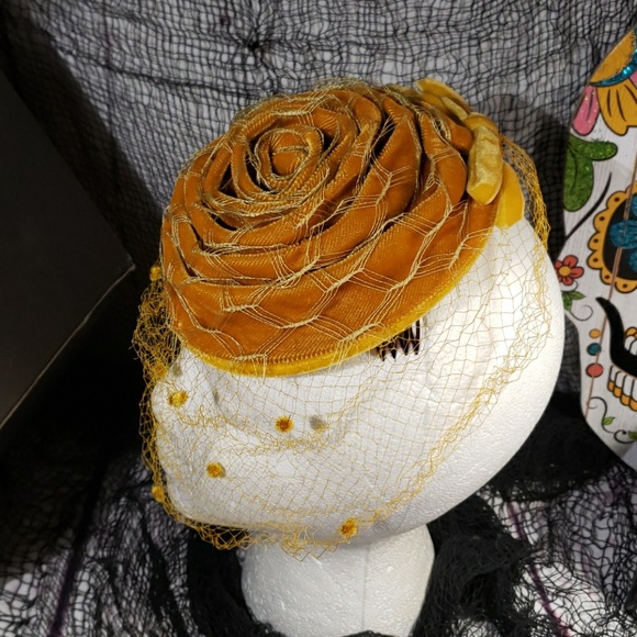 Vintage gold velvet retro net glam comb hat - Picture 7 of 8